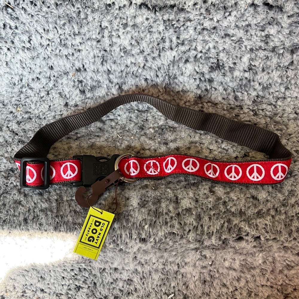 0ld Navy dog collar Measures 16-26 “. Peace signs BNWT